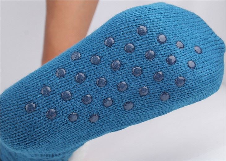 Cable Knit Crew Socks